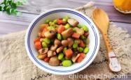 The method of stir frying mushrooms with green beans