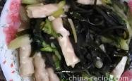 The method of stir frying sea king seaweed with big head vegetables
