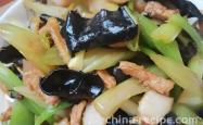 The method of stir frying meat with celery and fungus