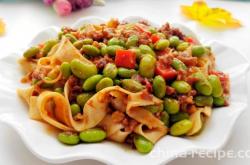 The method of mixing edamame, rice, and meat sauce with noodles