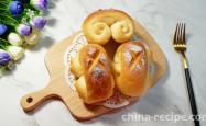 The recipe for sweet bread rolls