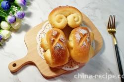 The recipe for sweet bread rolls