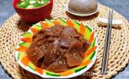The method of stir frying konjac with vegetarian ingredients