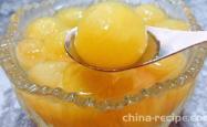 The method of making canned grapes with rock sugar