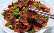 The method of stir frying chicken gizzards with garlic sprouts and spicy sauce