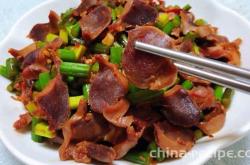 The method of stir frying chicken gizzards with garlic sprouts and spicy sauce