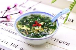 The method of making shepherd's purse, shrimp skin, and egg soup for health and nutrition