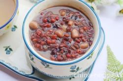 The practice of milk flavored red bean and barley Congee