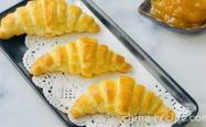 The method of making cow horn pastry