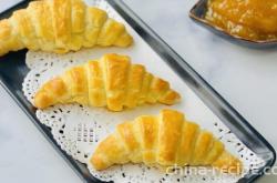 The method of making cow horn pastry