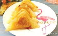 The method of making pineapple sauce triangle buns