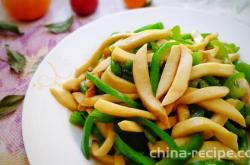The recipe for stir frying shiitake mushrooms with green peppers