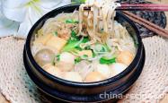 The method of making clay pot rice noodles