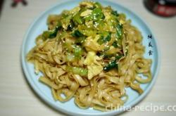 The recipe for stir fried noodles with rapeseed and eggs