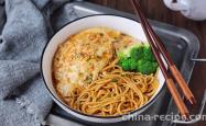 The method of making braised egg noodles with poached eggs