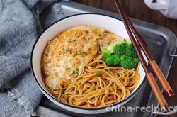 The method of making braised egg noodles with poached eggs