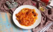 The method of stir frying kimchi, bacon, and rice cake
