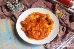 The method of stir frying kimchi, bacon, and rice cake