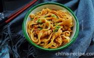 Method of mixing garlic sesame paste with noodles