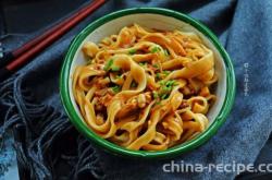 Method of mixing garlic sesame paste with noodles