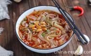 The method of making sour and spicy wide noodles