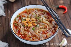 The method of making sour and spicy wide noodles