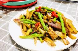 The method of cooking eggplant with cowpeas