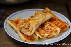 The practice of crispy pork and onion Potsticker