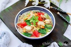 The recipe for tomato, scallop, and fish braised noodles