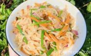 The method of stir frying rice flour with three strands