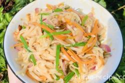 The method of stir frying rice flour with three strands