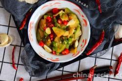 The method of making sour and spicy radish slices