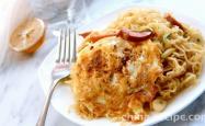 The method of frying fried eggs and instant noodles