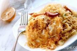 The method of frying fried eggs and instant noodles