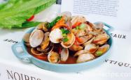 The method of stir frying spicy clams