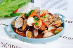 The method of stir frying spicy clams