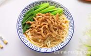 Method for making shredded pork noodles with Chinese cabbage