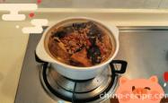Method of making black fungus meat foam tofu pot