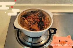 Method of making black fungus meat foam tofu pot