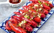The method of splashing garlic oil on crayfish