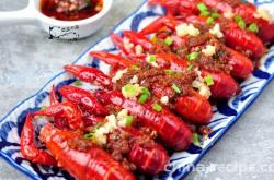 The method of splashing garlic oil on crayfish
