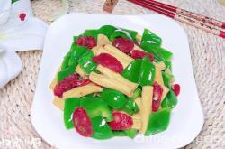 Stir fried Rolls of dried bean milk creams with green pepper