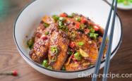 The recipe for making spicy chicken wings in a dry pot
