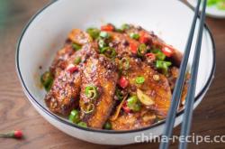 The recipe for making spicy chicken wings in a dry pot