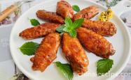 The method of baking chicken wings with egg yolk