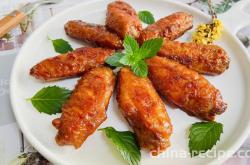 The method of baking chicken wings with egg yolk