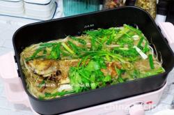 The method of braising bean sprouts with sea bass