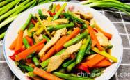 The method of stir frying meat slices with asparagus