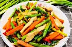 The method of stir frying meat slices with asparagus