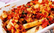 The method of stir frying rice cake with pork skin kimchi